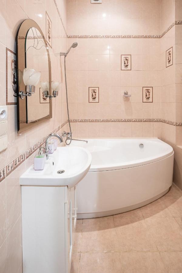 3 Bedrooms Royal Italian Style In An Austrian Building, Parking, Balcony Liov Exterior foto